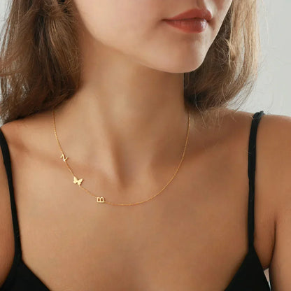 Collar personalizado con inicial lateral